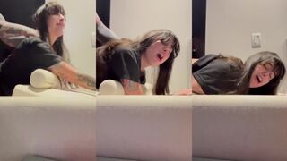 A fofa Martina Olvr leva uma surra de cachorrinho do namorado